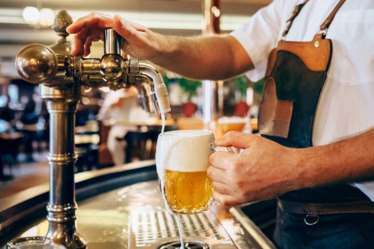 Prague bans nighttime visits to pubs to attract “cultured and wealthy” tourists