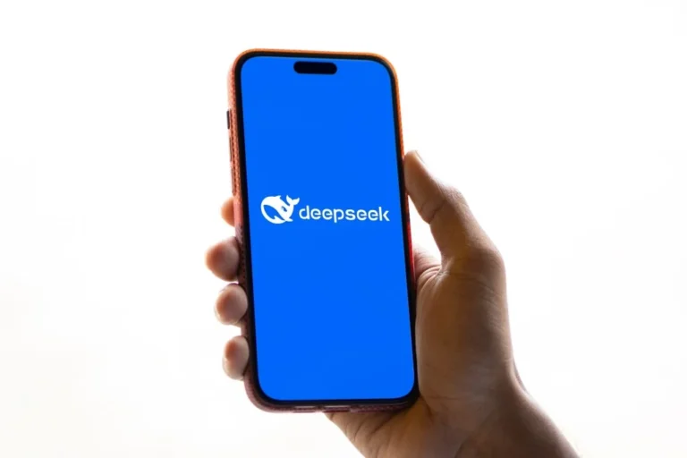 Italy blocks and the US restricts Chinese chatbot DeepSeek
