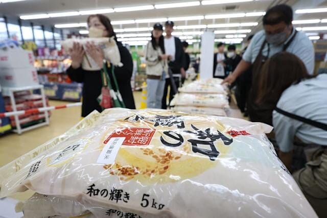 Rice prices hit record highs in Japan: queues in stores and minister dismissed