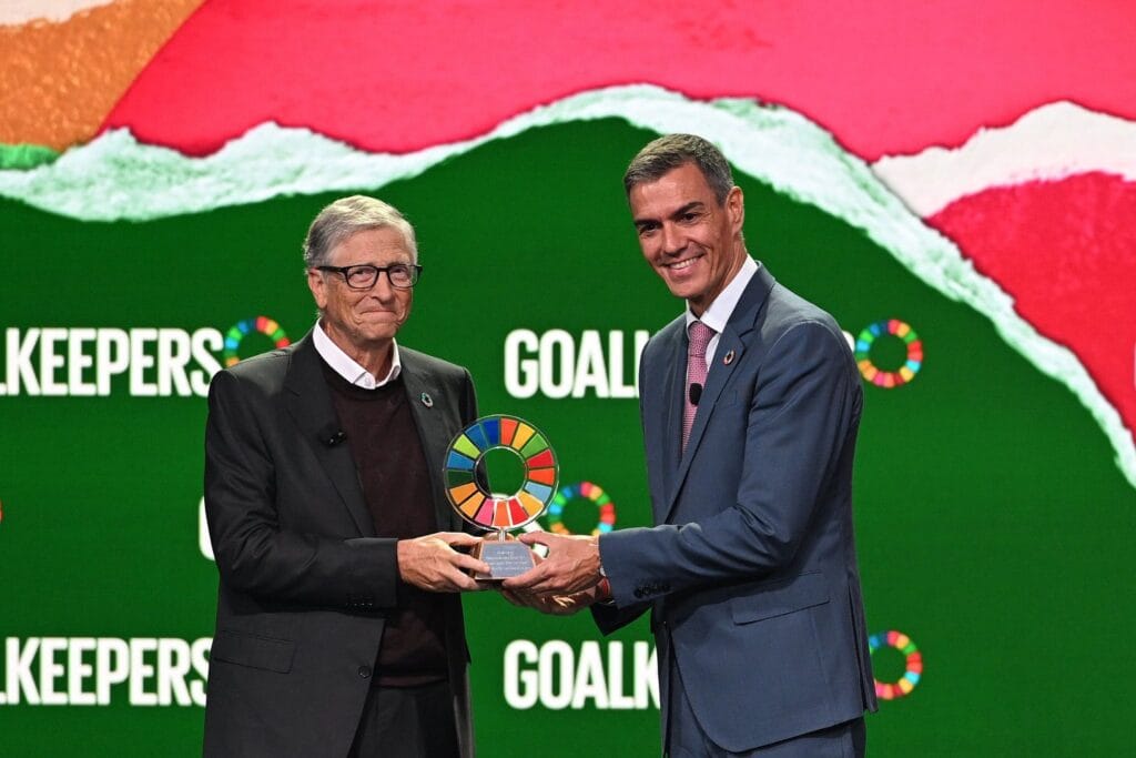 The Gates Foundation presented Pedro Sánchez with an award for his contribution to sustainable development