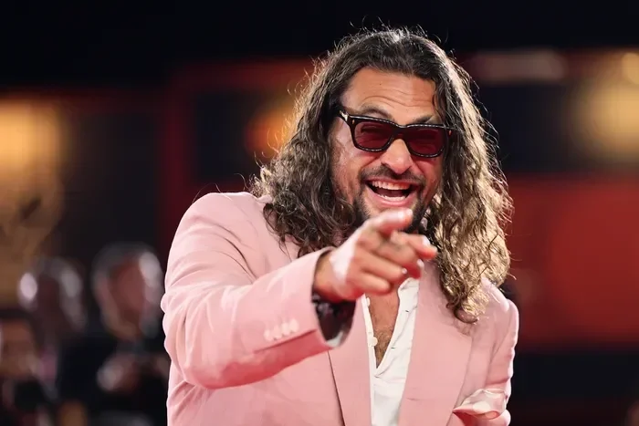 In fluffy Birkenstocks and a pink suit: Jason Momoa's spectacular appearance