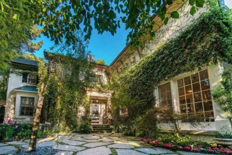 Cara Delevingne Buys Jennifer Lawrence's Villa
