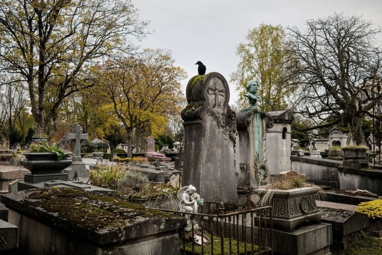 Paris announces a lottery for burials next to Edith Piaf and Oscar Wilde