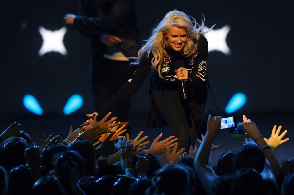 Lauren Bennett, a member of the band G.R.L. and the performer of the hit "Party Rock Anthem", has died Lauren Bennett, a member of the band G.R.L. and the performer of the hit "Party Rock Anthem", has died