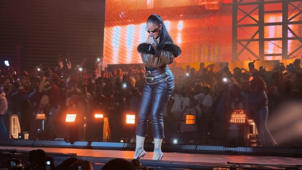 Rihanna performs on a major stage for the first time in four years Rihanna performs on a major stage for the first time in four years